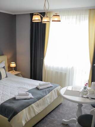 Отель Yaremche Premium Hotel Яремче Улучшенный двухместный номер с 1 кроватью, вид на бассейн и горы-3