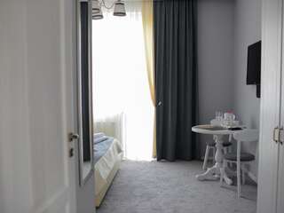 Отель Yaremche Premium Hotel Яремче Улучшенный двухместный номер с 1 кроватью, вид на бассейн и горы-4