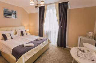 Отель Yaremche Premium Hotel Яремче Улучшенный двухместный номер с 1 кроватью и видом на бассейн-1